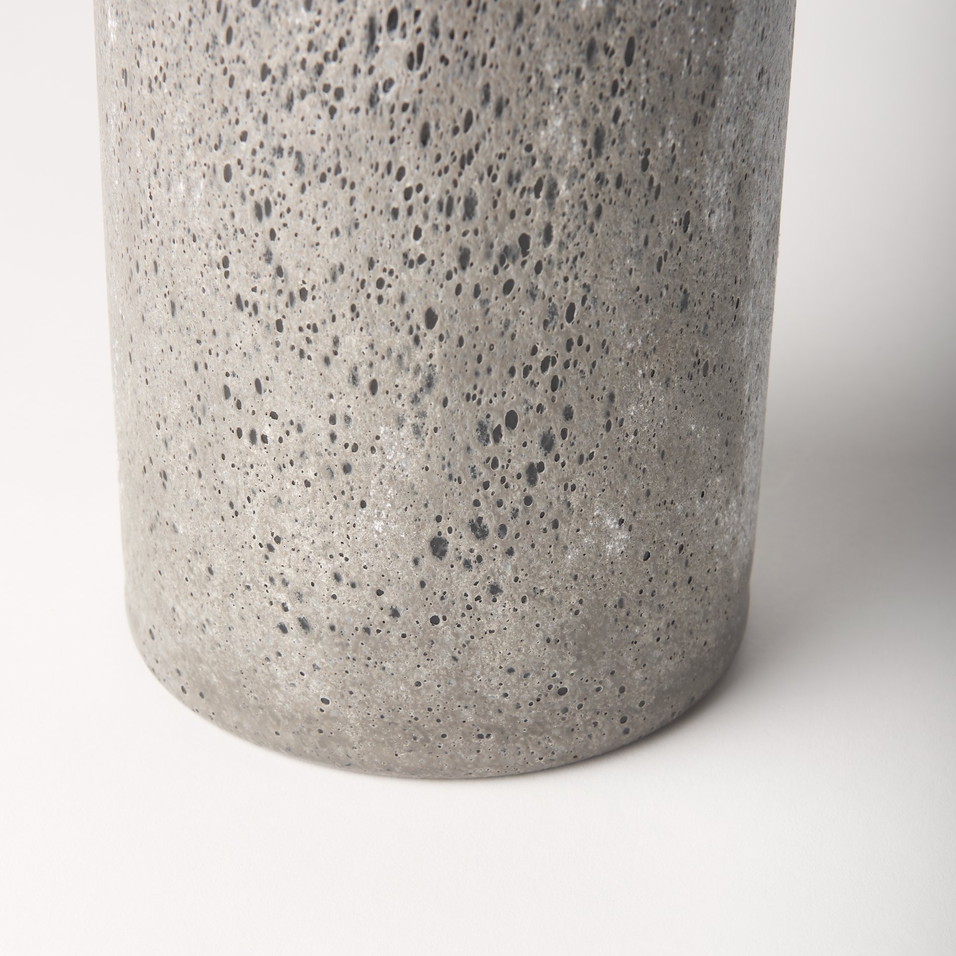 Emu-Tall-Black-w-Gray-Vase-10