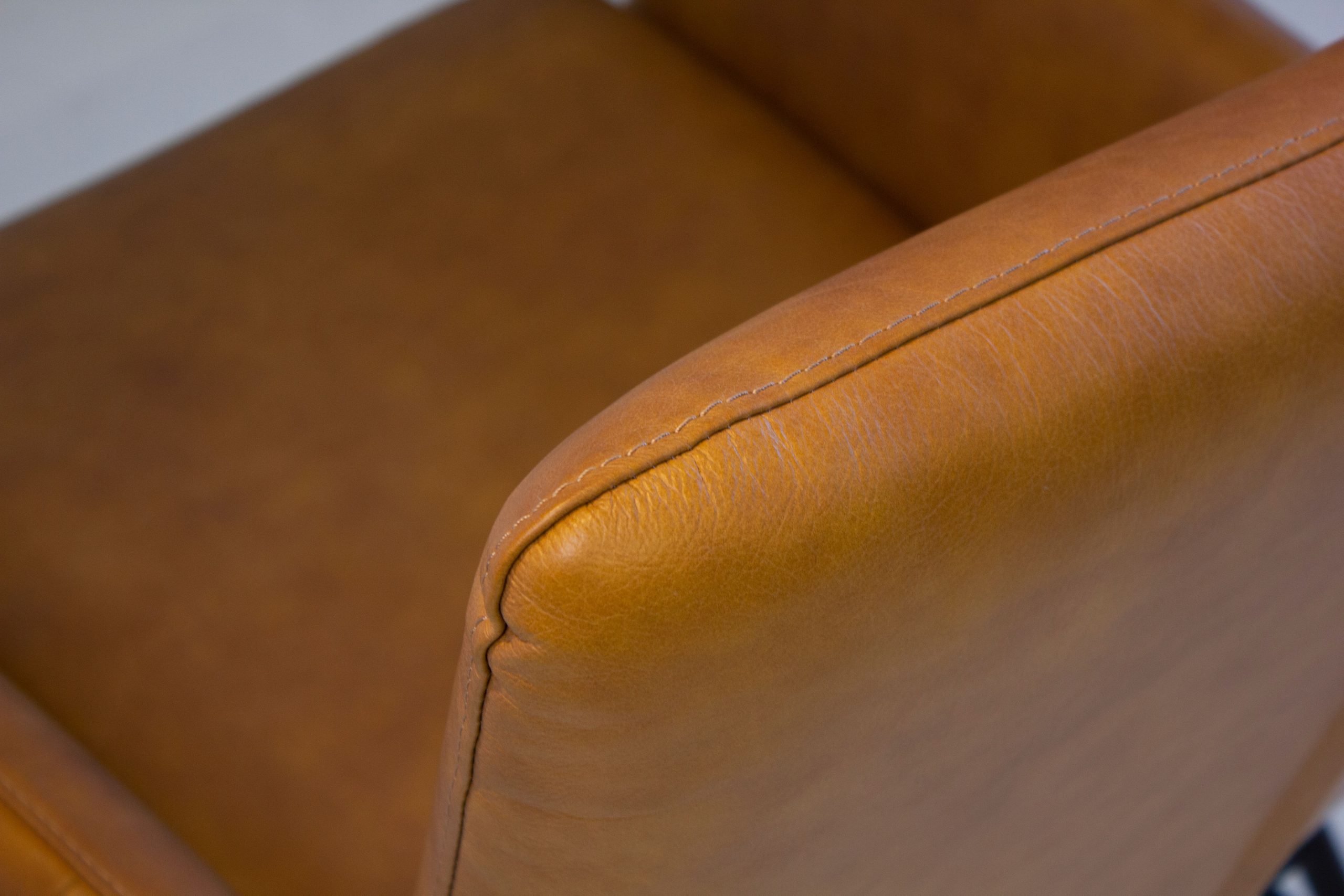 MORISSON-Vintage-Whiskey-Leather-Lounge-Chair-Black-Legs-5