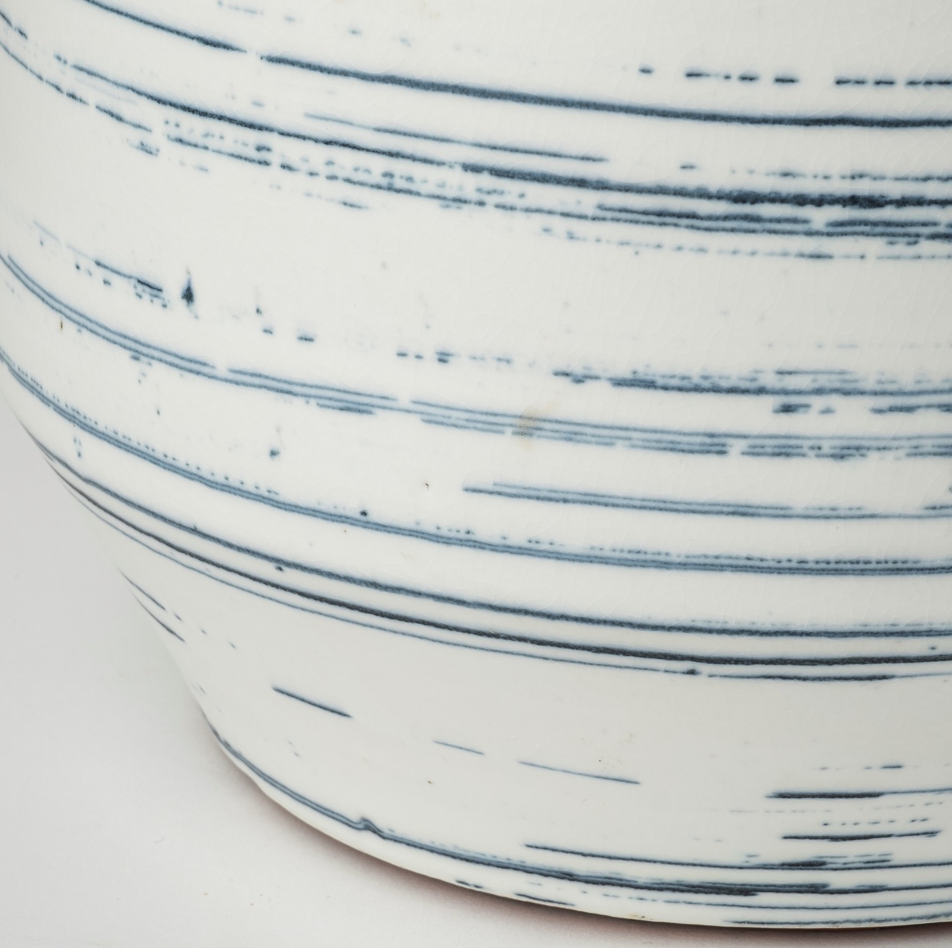 Sonnett-Short-WhiteBlue-Ceramic-Vase-7